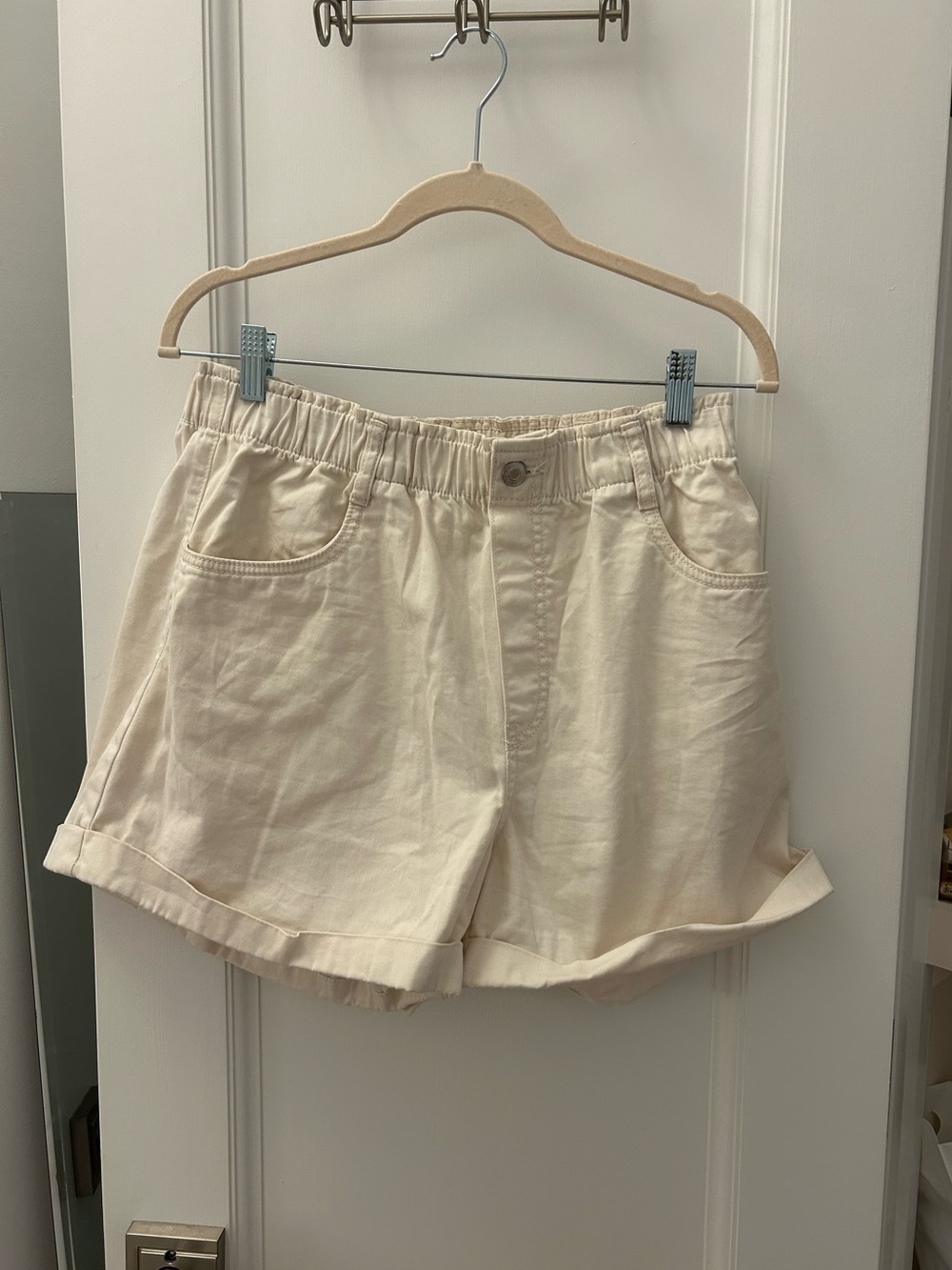 H&M Cream Elastic Waist Rolled Hem Shorts